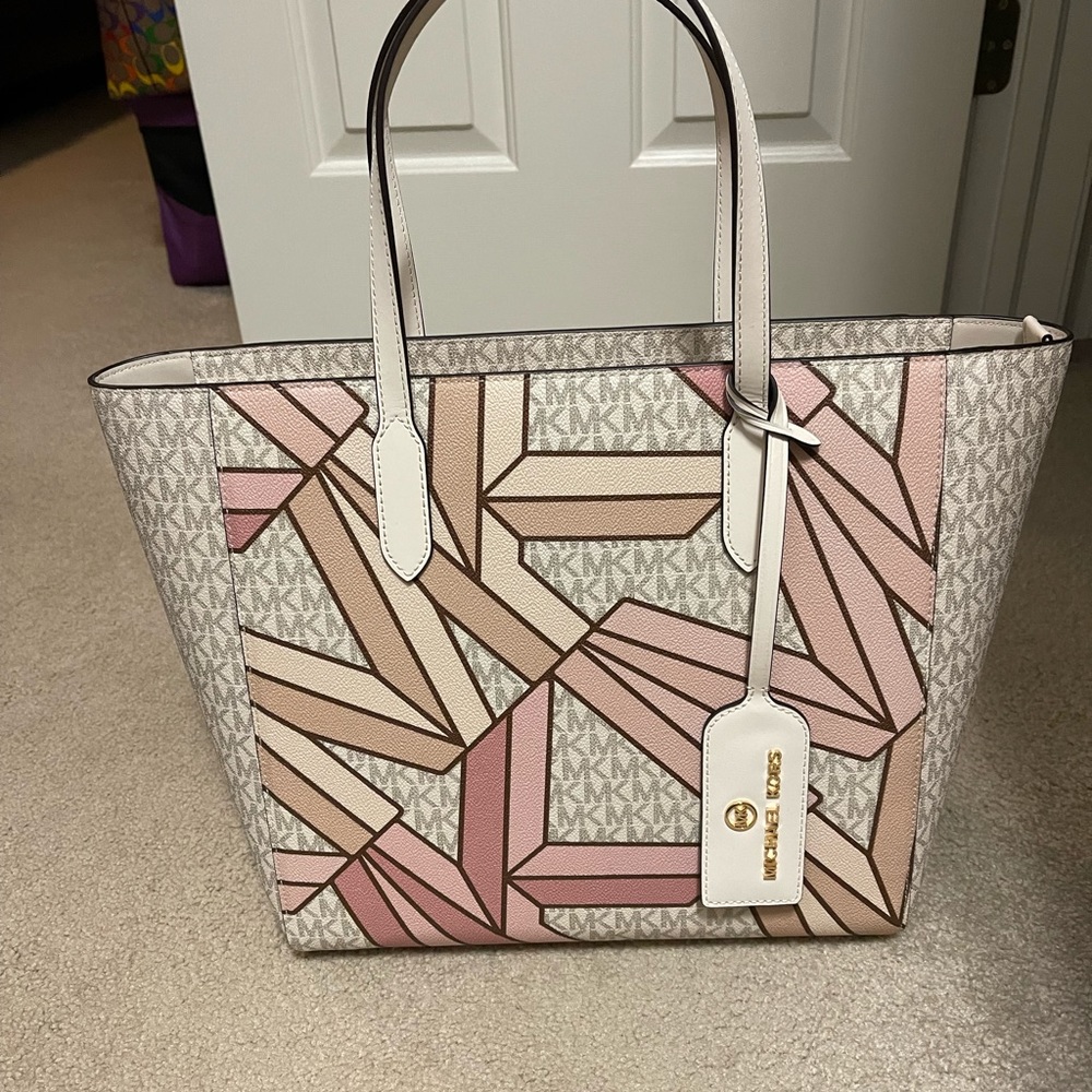 Brand new Signature Sinclair Medium Wast West Grab Tote. Never used